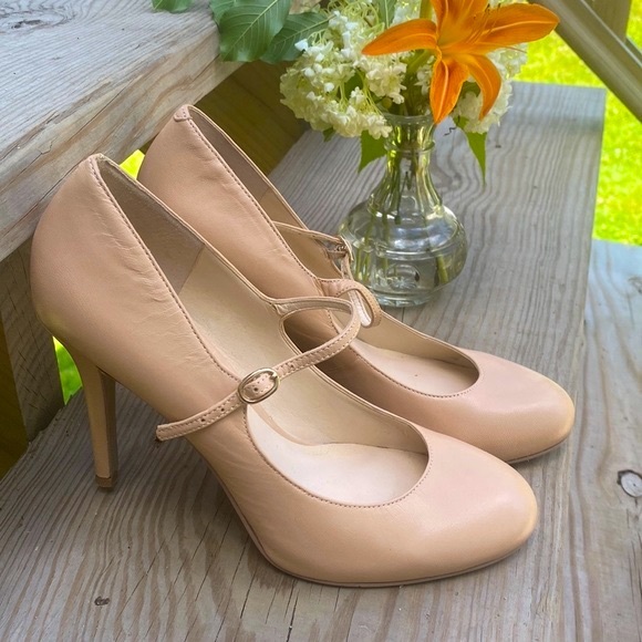 Nine West 4-1/2" High Heels, Camel, Size 9 - Picture 3 of 9